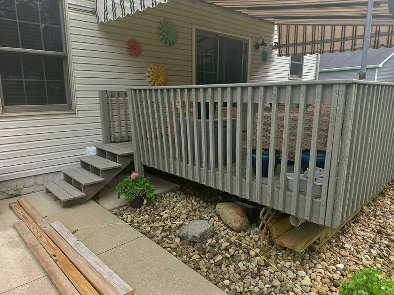 Finished deck with railing and steps